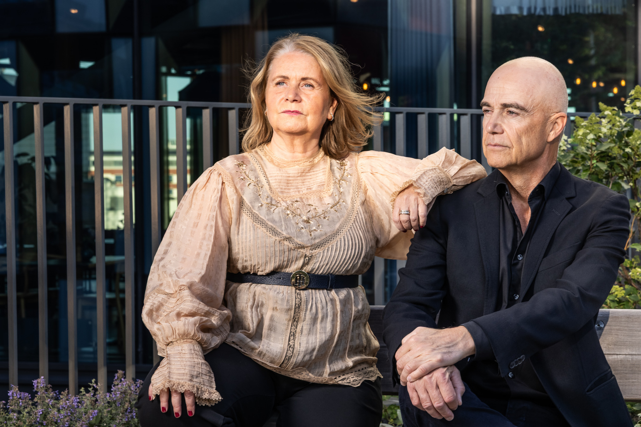Lisbet Duvringe och Mike Florette tillsammans utomhus